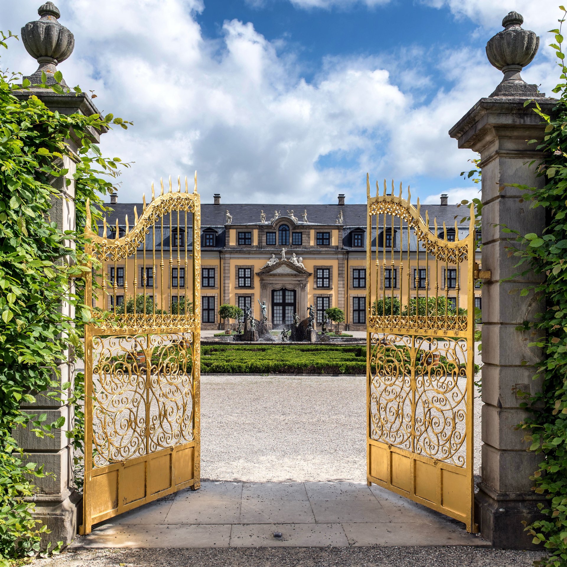 Entrée d'un hôtel particulier et portail doré